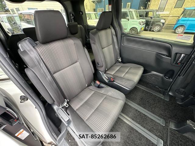 Toyota VOXY 2018-01 8342251-14