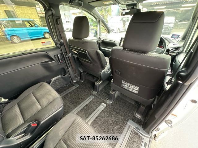 Toyota VOXY 2018-01 8342251-15
