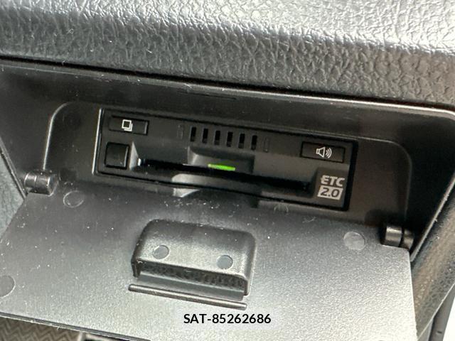 Toyota VOXY 2018-01 8342251-7