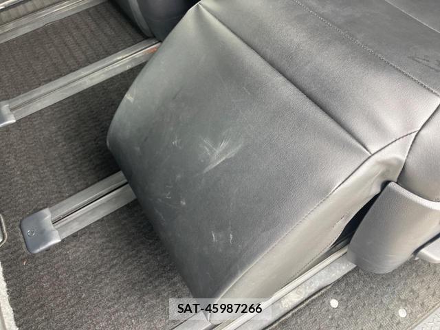 Toyota VOXY 2022-09 8342474-11