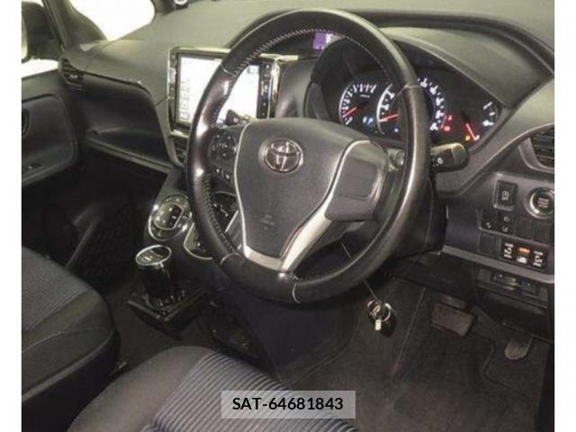 Toyota VOXY 2016-04 8342652-2