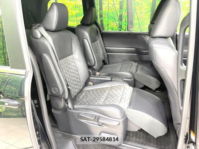 Toyota VOXY 2023-02 8342684-10