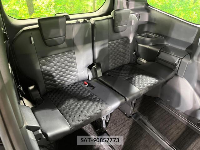 Toyota VOXY 2022-10 8342736-9