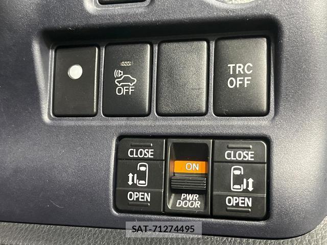 Toyota VOXY 2015-02 8343599-5
