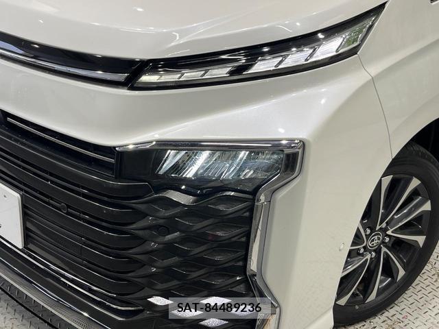 Toyota VOXY 2022-07 8343601-15