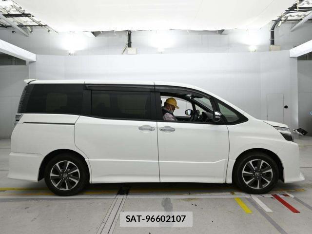 Toyota VOXY 2019-09 8343674-10