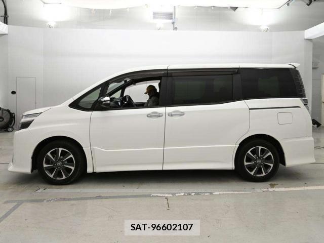 Toyota VOXY 2019-09 8343674-11