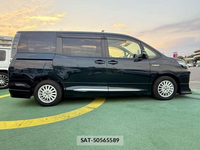 Toyota VOXY 2015-06 8343728-2