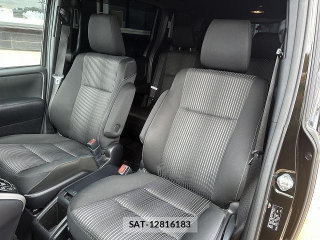 Toyota VOXY 2019-10 8343860-11