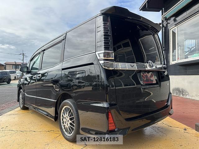 Toyota VOXY 2019-10 8343860-13
