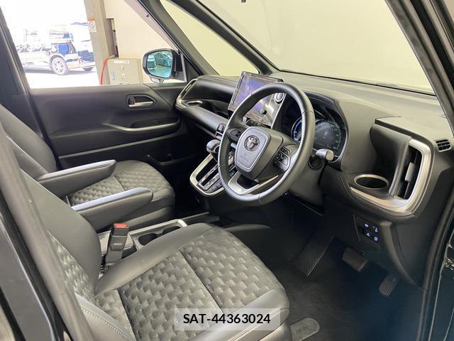 Toyota VOXY 2023-02 8344127-11