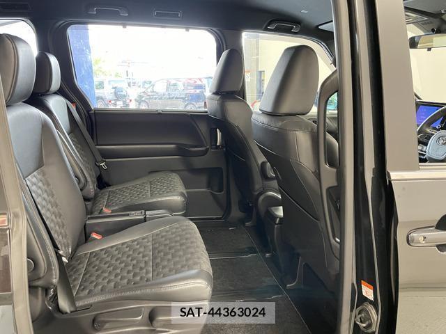 Toyota VOXY 2023-02 8344127-14