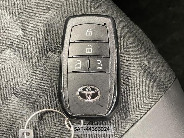 Toyota VOXY 2023-02 8344127-6