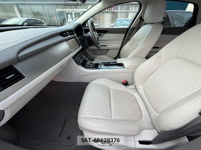 Jaguar XF 2019-12 8343535-15