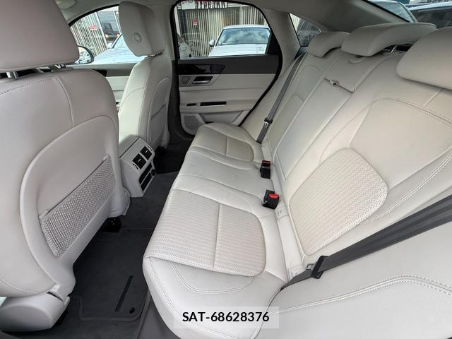 Jaguar XF 2019-12 8343535-16