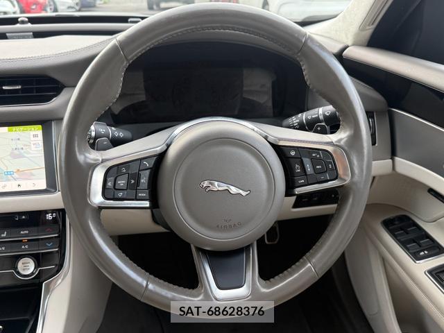 Jaguar XF 2019-12 8343535-17