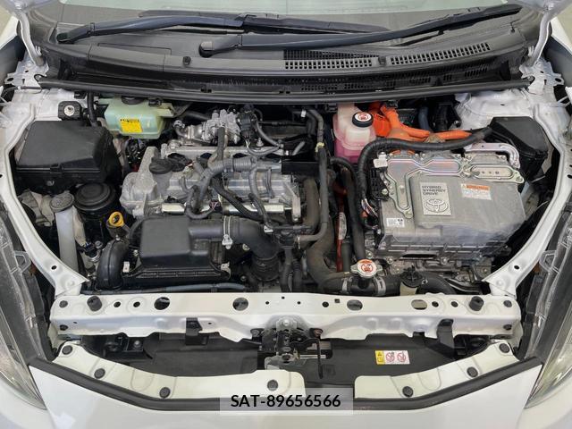 Toyota AQUA 2017-09 8360525-17