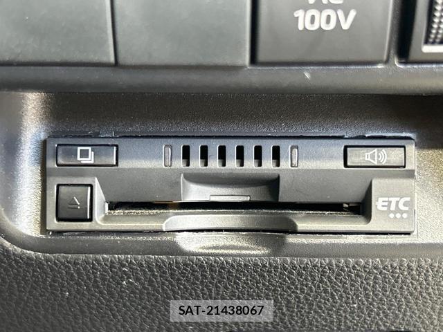 Toyota AQUA 2022-01 8360917-6