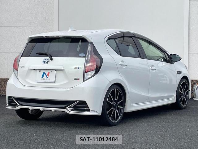 Toyota AQUA 2016-04 8361070-16