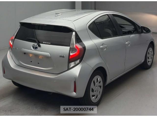 Toyota AQUA 2018-02 8361329-1