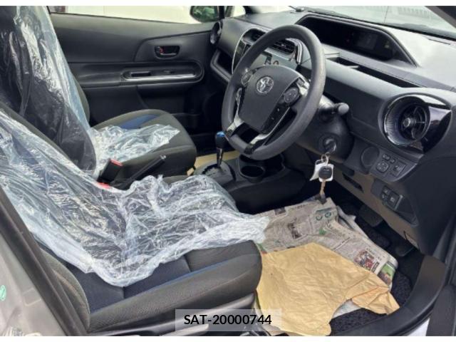 Toyota AQUA 2018-02 8361329-2