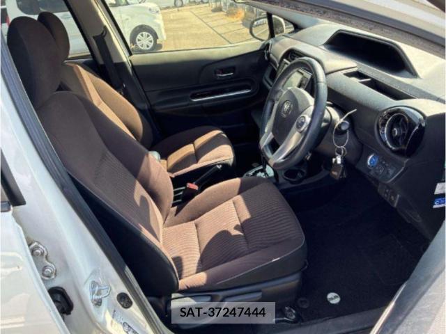 Toyota AQUA 2017-06 8361331-2