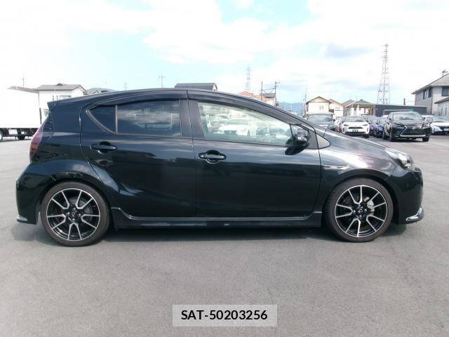 Toyota AQUA 2015-02 8361766-3