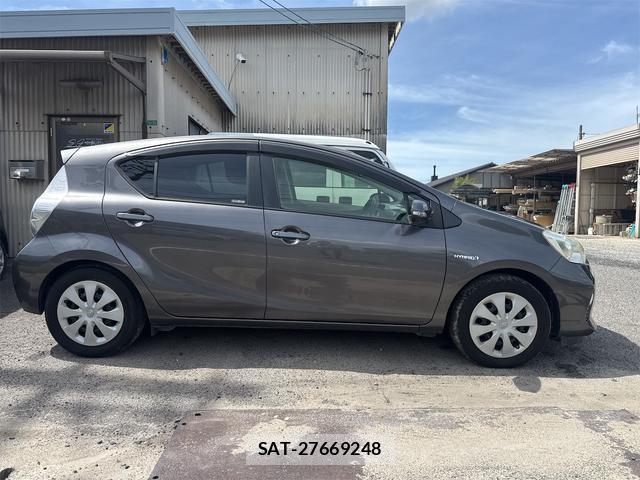 Toyota AQUA 2013-10 8362529-3