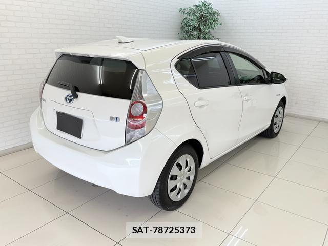 Toyota AQUA 2014-06 8362944-1