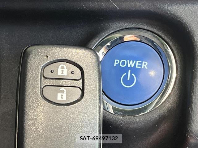 Toyota AQUA 2017-09 8363075-6