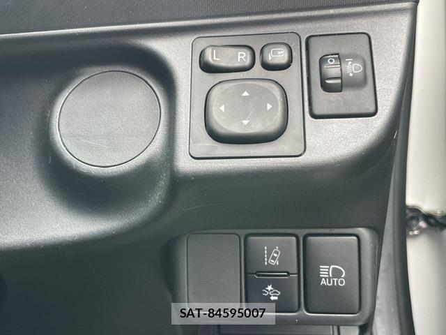 Toyota AQUA 2019-07 8363128-12