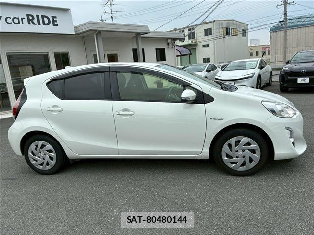Toyota AQUA 2016-01 8363186-2