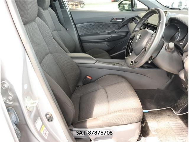 Toyota C-HR 2018-01 8361044-12