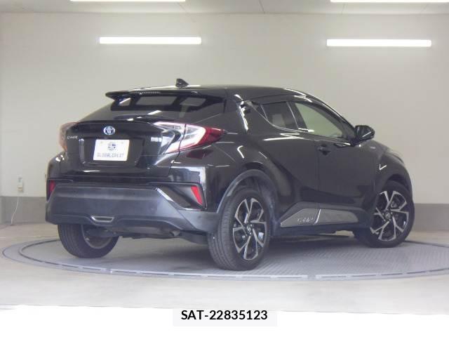 Toyota C-HR 2018-08 8362376-1