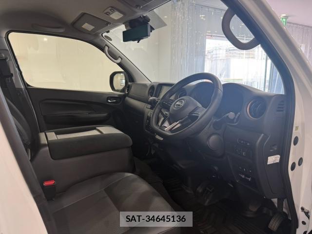 Nissan Caravan 2023-10 8362568-3