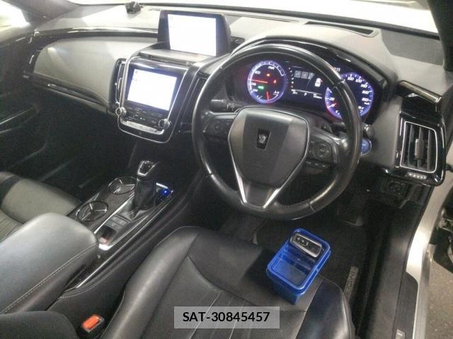 Toyota CROWN HYBRID 2019-06 8360704-2