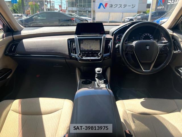 Toyota CROWN HYBRID 2018-07 8361571-1