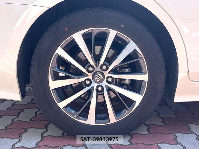 Toyota CROWN HYBRID 2018-07 8361571-12