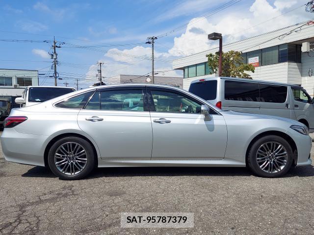 Toyota CROWN HYBRID 2021-07 8363195-3