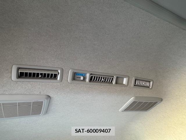 Toyota HIACE VAN 2013-11 8362680-16