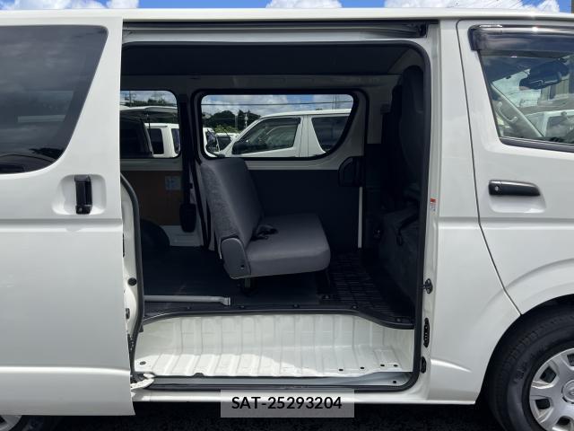 Toyota HIACE VAN 2024-04 8363433-14