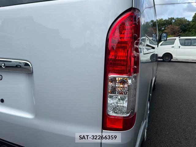 Toyota HIACE VAN 2022-12 8363436-17
