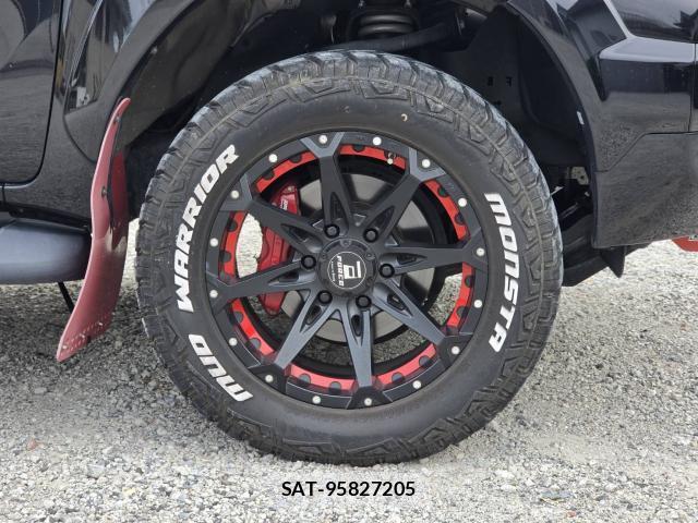 Toyota HILUX 2022-08 8363516-3