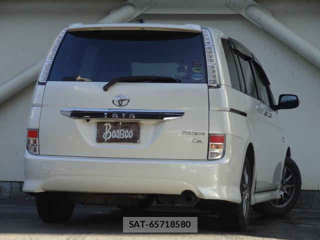 Toyota ISIS 2012-07 8362642-1