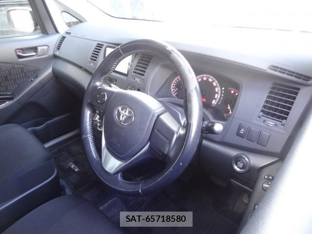 Toyota ISIS 2012-07 8362642-11