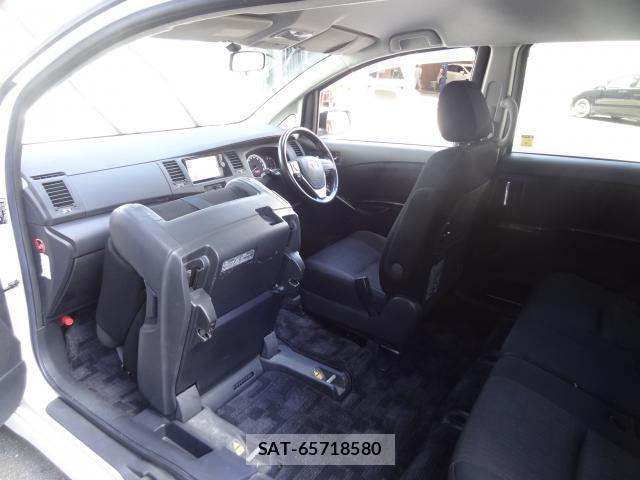 Toyota ISIS 2012-07 8362642-13