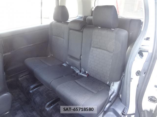 Toyota ISIS 2012-07 8362642-16