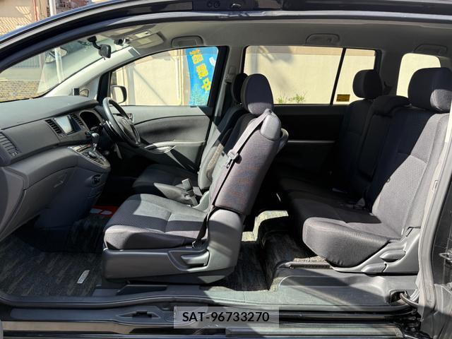 Toyota ISIS 2009-07 8363841-11