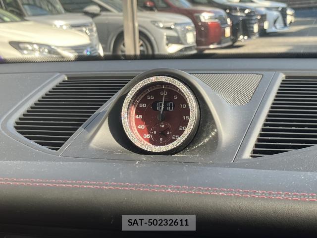 Porsche MACAN 2023-09 8360940-10