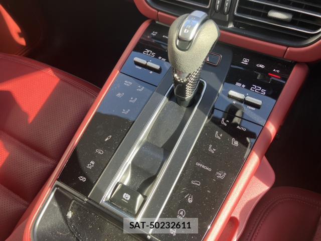 Porsche MACAN 2023-09 8360940-11